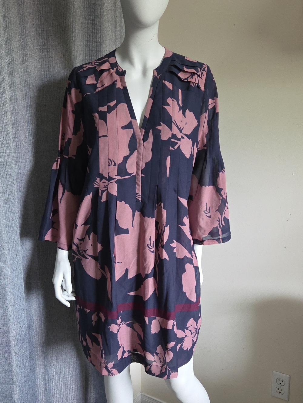 NWT NIZA Navy and Dusty Rose Floral V-Neck Shift Dress w Bell Sleeves & Pockets